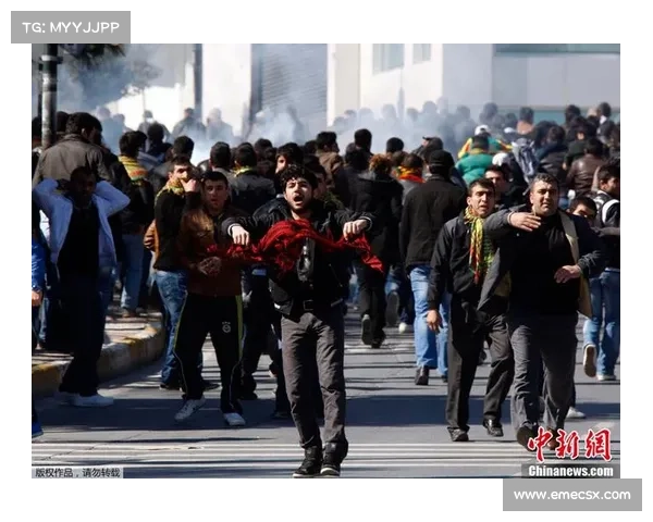 土耳其篮球超级联赛发生暴力冲突 艾菲斯球迷投掷杂物致比赛暂停 土耳其篮球超级联赛发生暴力冲突 艾菲斯球迷投掷杂物致比赛暂停